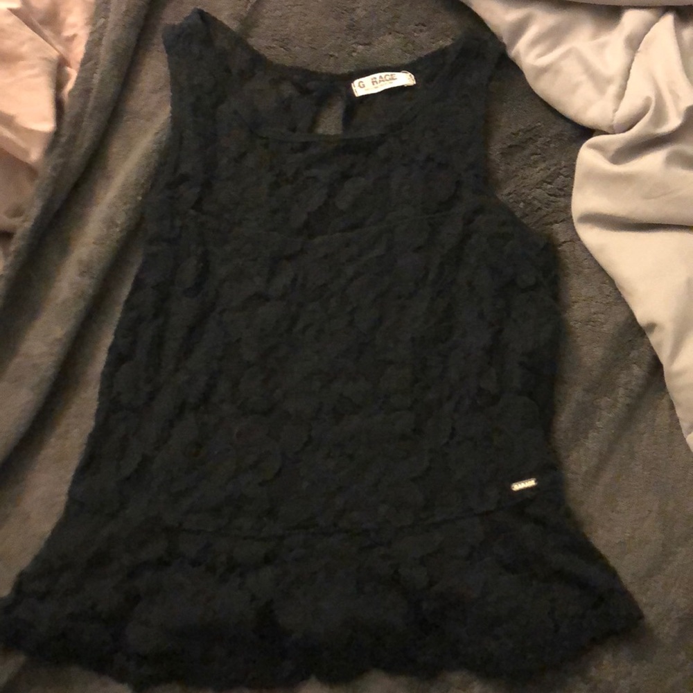 Sleeveless peplum lace shirt